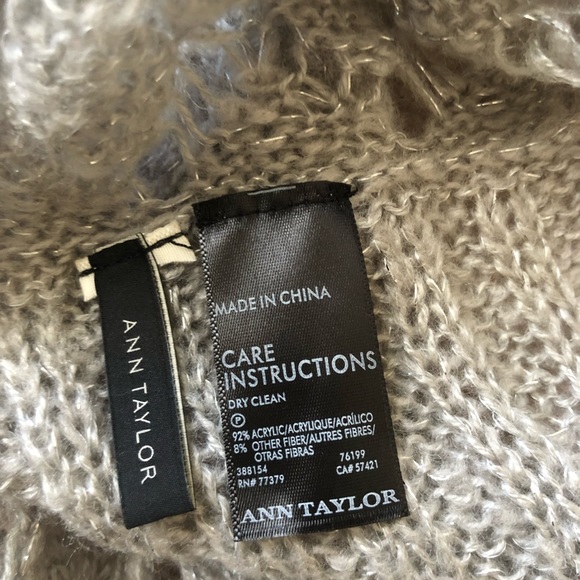 ✨HOST PICK✨ Ann Taylor gray scarf with sparkles - Picture 3 of 3